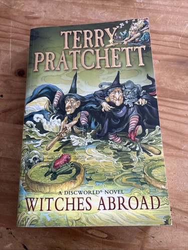 Terry pratchett paperback - pratchett,