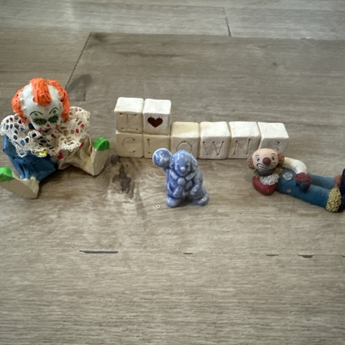 Lot clowns ceramic - of, paper