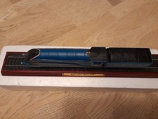 A4 Class "MALLARD" 3 904 008 Collectors Piece Train And Coal Carriage On Track
