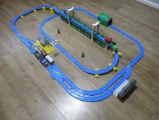 tomy trackmaster thomas the tank engine train set 3ft bridge trains airport
