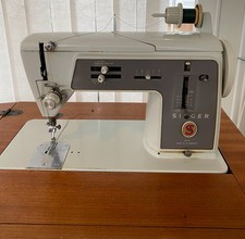 Singer 611G Sewing Machine in