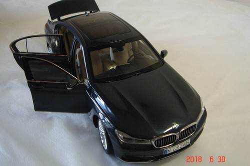Bmw 750li scale - 1/18,
