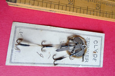 A RARE ANTIQUE CLYDE SPINNER LURE MOUNT ON ITS ORIGINAL CARD