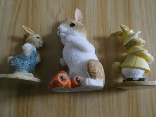 Small vintage resin rabbit - small,