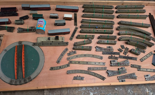 Vintage train set - train, parts