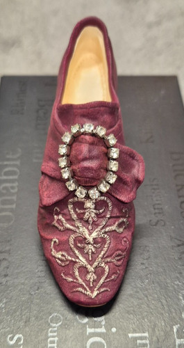 Just the right shoe - right, "baroness"