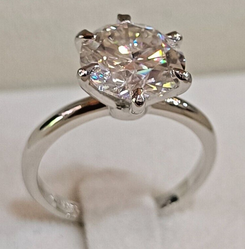 Round cut moissanite - ct,