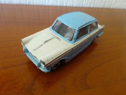 Triumph herald saloon dinky - ,