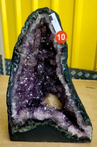 Stunning amethyst geode cave - stunning,