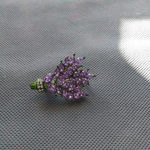 Vintage style flower brooch