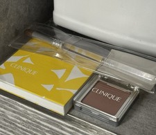 Clinique Gift Set Eye Shadow Palette & Blush Powder 20 Plum & Eye Contour Brush