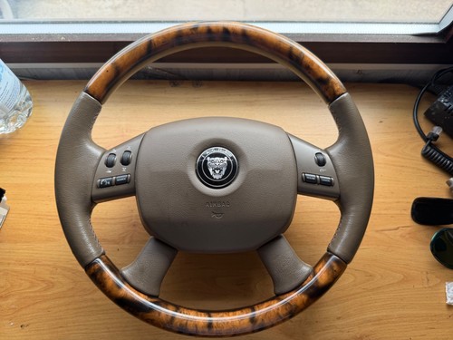 Jaguar type sovereign - sovereign, wooden