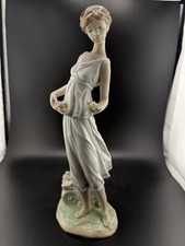 Lladro 7709 FLOWERS FOR A