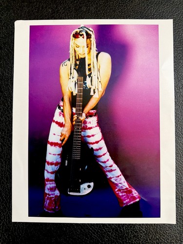 Vintage female bassist photo - bassist,