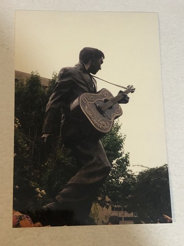 Elvis presley statue - presley, candid