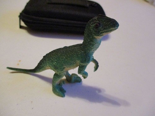 Small green raptor dinosaur - green,