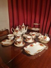 Royal Albert Old Country Roses Bone China Dinner & Tea Service. 27 Piece Set