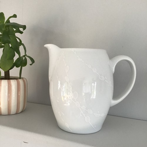 Large jug denby - white, trace
