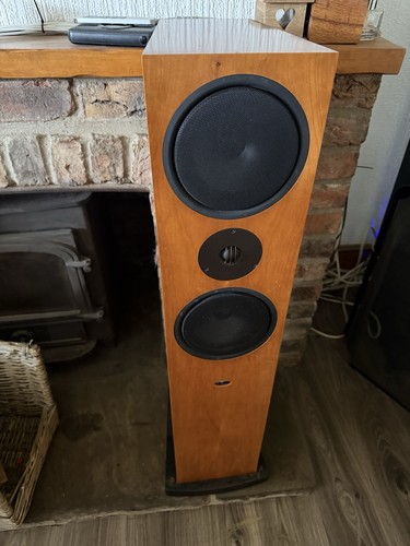 Linn ninka with plinths - with,