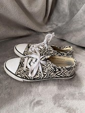 Tu Women’s Size 6 Zebra