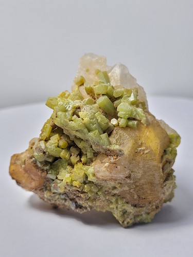 Pyromorphite quartz - pyromorphite, on