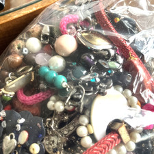 Joblot 2kg broken jewellery - 2kg,