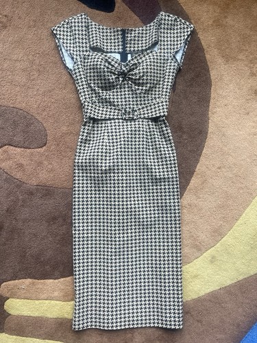 Stop staring houndstooth - staring!,