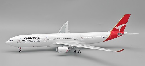 A330 303 qantas reg - a330-303,