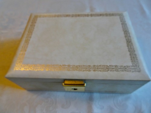 Vintage cream jewellery box - jewellery,