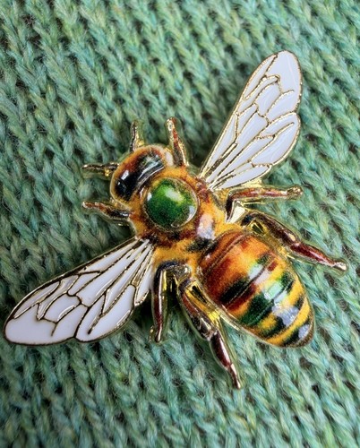 Bumble bee lapel - gold, tone
