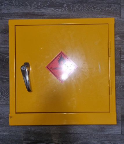 Flammable storage cabinet