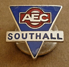 VINTAGE 1950's ENAMEL BADGE