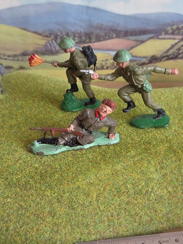 Plastic crescent toy soldiers - plastic,