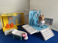 Peppa Pig Ambulance Mobile Medical  Hospital with Figures - Doctor and Nurse 