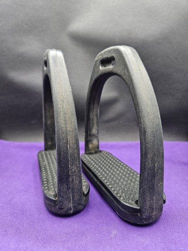 Black plastic horse - black,