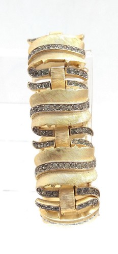 Crown trifari gold tone - trifari,
