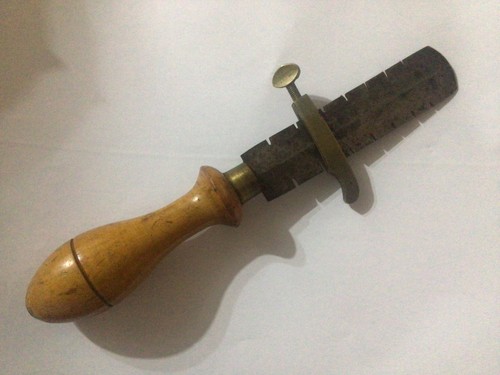 Vintage saw set with - 8.5”,