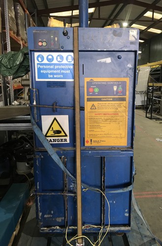Vertical downstroke baler - /,