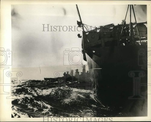 1941 press photo man - press, aboard