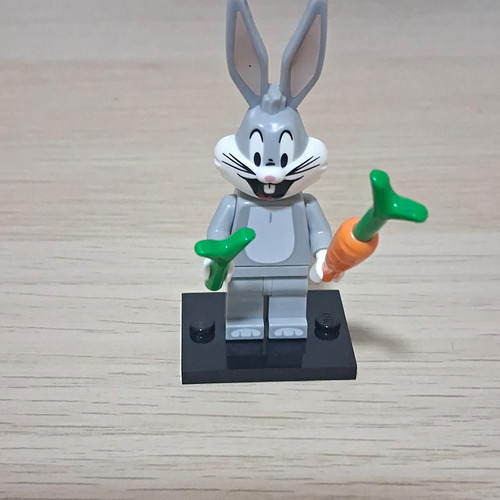 Lego bugs bunny minfigure - bugs,