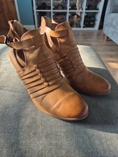 Ladies Tan Ankle Boots. Size 7.