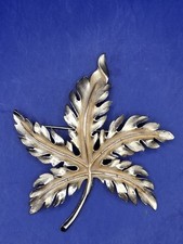Beautiful Vintage Crown Trifari Style Gold Toned Maple Leaf Brooch