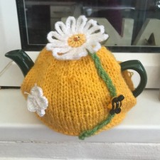 HAND KNITTED DAISY TEA COSY