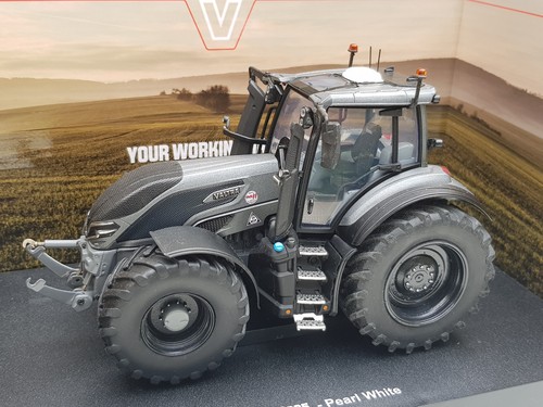 Universal hobbies valtra q305 - hobbies,