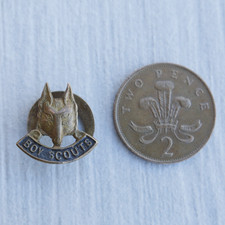 Boy Scout wolf cub lapel badge - wolf's head black painted banner, maker Collins