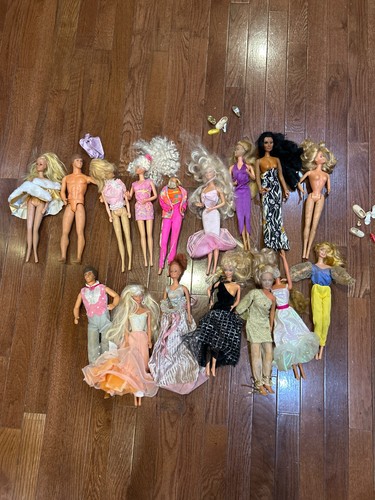 Large lot vntage barbies - large,