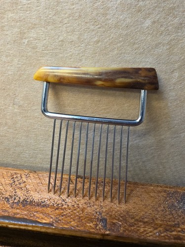 Vintage bakelite cake hostess - *vintage,