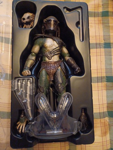 Hot toys falconer - toys, predator
