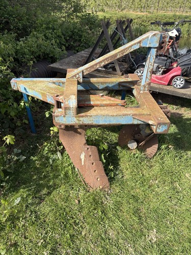 Single leg subsoiler - ,
