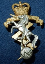POST 1953 ROYAL ELECTRICAL MECHANICAL ENGINEERS REME CAP BADGE - SLIDER BI METAL